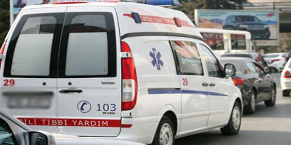 Yaralını xəstəxanaya aparan təcili yardım maşını qəzaya uğradı