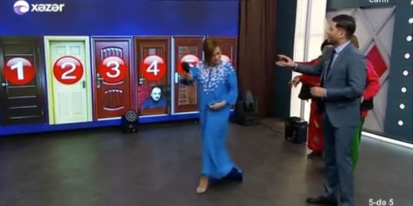 Qapı arxasından Anar Nağılbazın "çıxdığını" görən Röyanın reaksiyası ... (VİDEO)
