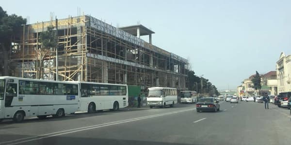 Binəqədidə piyada keçidini bağlayıb, obyekt tikirlər (FOTOLAR)