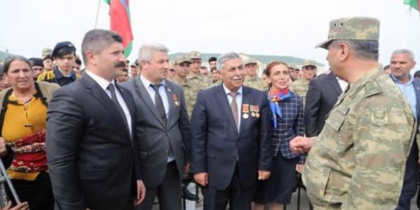 Valideynlər bayramda əsgərlərə baş çəkdi (FOTO/VİDEO)