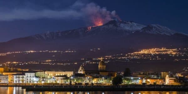 Avropanın ən böyük vulkanı dənizə doğru hərəkət edir