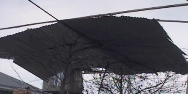 Güclü külək Daşkəsəndə elektrik naqillərini qırıb, evlərin damını uçurdu