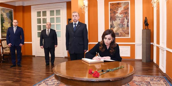 Mehriban Əliyeva Rusiyanın Azərbaycandakı səfirliyində olub (FOTOLAR)