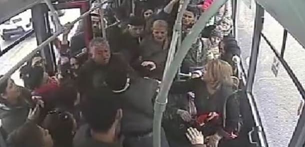 Bakıda avtobusda gənc oğlan qadınları döydü (VİDEO)
