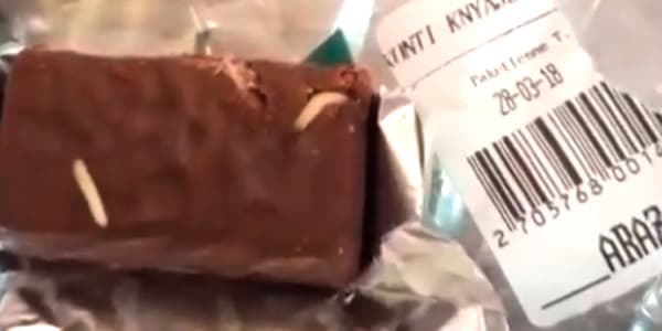 "Araz"da yerli istehsal şokoladdan qurd çıxdı, market araşdırmaya başladı (VİDEO)
