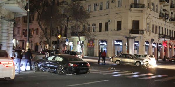 Sərxoş məmur oğlu qırmızı işıqda keçib qəza törətdi: ağır yaralı var (FOTO/VİDEO)
