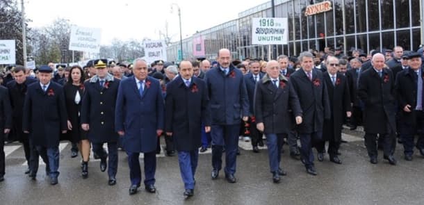 Dövlət və hökumət rəsmiləri yürüşdə (FOTOLAR)