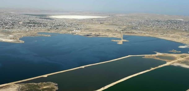 Bakıda gölün ortasından yol çəkilir (FOTO)