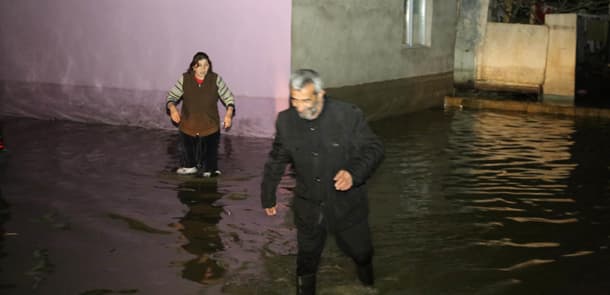 Bakıda su borusu partladı: 30-a yaxın ev su altında qaldı (FOTOLAR)
