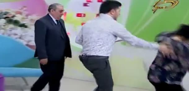 Almaz Ələsgərli canlı yayımda yıxıldı (VİDEO)