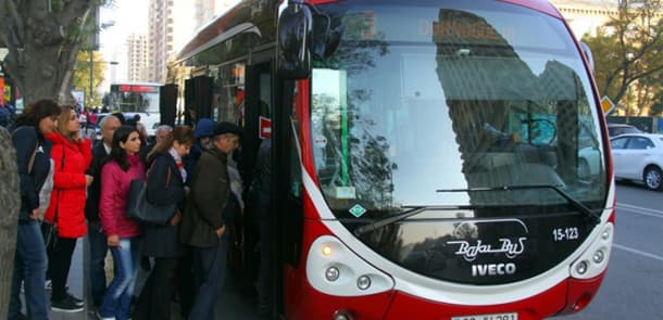 Bakıda sərnişin "BakuBus"un sürücüsünü təhqir edib, özünü avtobusunun qarşısına atdı