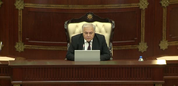 Oqtay Əsədovdan deputatlara irad: "Deyəsən, boğazları quruyub, çay içməyə gediblər"