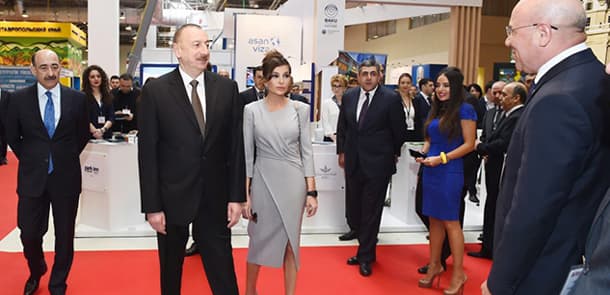 Prezident xanımı və qızı ilə sərgidə (FOTOLAR)