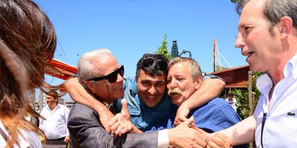 Müəllimlərini tapmaq üçün şəhər-şəhər gəzən qeyri-adi “şagird” (FOTOLAR)