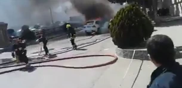 Bakıda "BMW X5" yolun ortasında partladı (VİDEO)