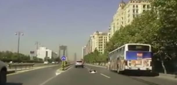 Bakıda avtobus yolu keçən qızı vurub yerə sərdi (VİDEO)
