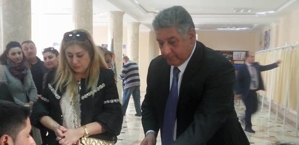 Nazir səsverməyə xanımı ilə birgə gəldi (FOTOLAR)