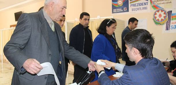 Prezidentin dayısı seçki prosesindən danışdı (VİDEO)
