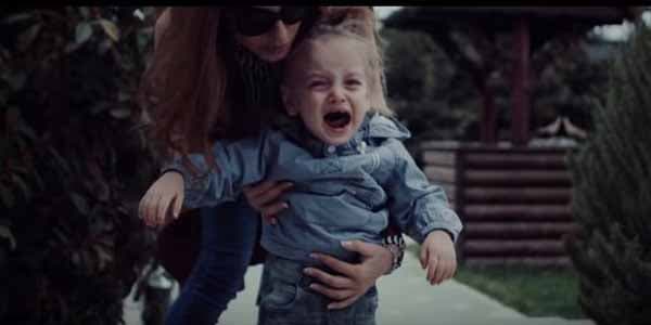 Doğuş əkizlərini klipə çəkdi (VİDEO)