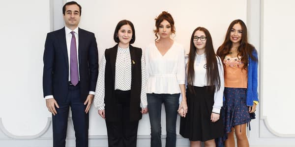 Mehriban Əliyeva Reyhan Camalova və Zəhra Qasımzadə ilə görüşüb (FOTOLAR)
