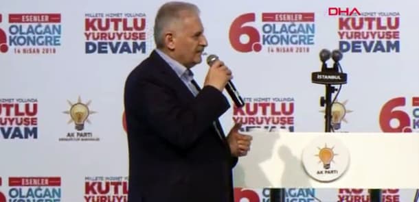 Baş nazir səhnədə mahnı oxudu (VİDEO)