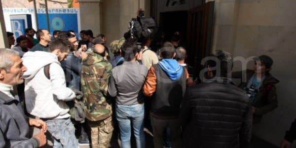 Ermənistan müxalifəti İctimai Radionun binasını ələ keçirdi (FOTO/VİDEO)