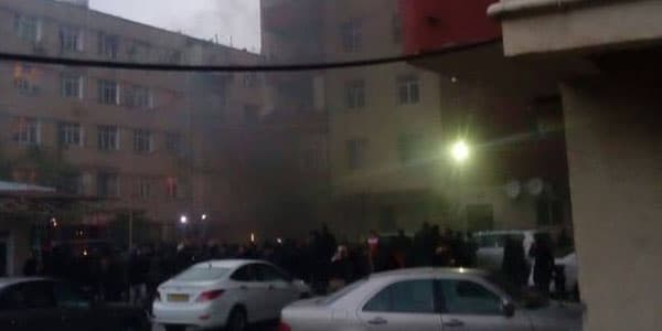 Bakıda yaşayış binasında başlayan yanğın söndürüldü (FOTOLAR)