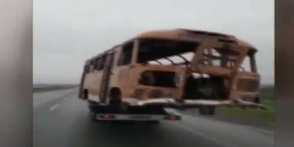 Evakuator sürücüsü qaydaları belə pozur (VİDEO)