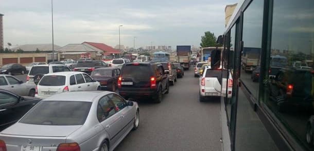 Bakının bu ərazisində böyük tıxac yaranıb (AÇIQLAMA)
