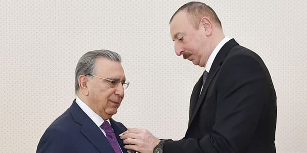 İlham Əliyev Ramiz Mehdiyevi təltif etdi (FOTO)