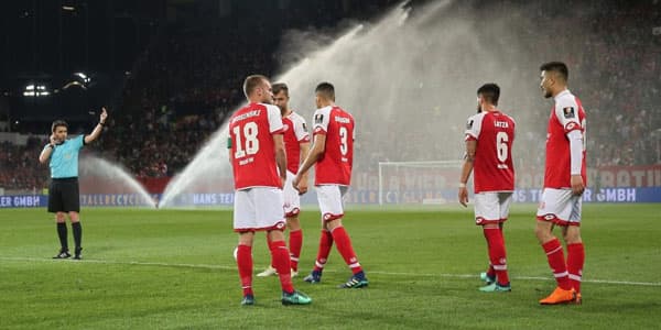Futbol tarixində görünməmiş hadisə: fasilədə penalti təyin edildi (VİDEO)