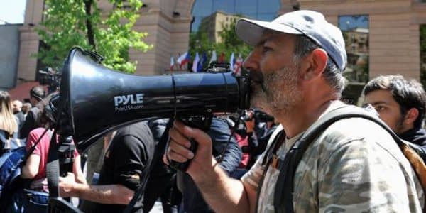 Ermənistanda "Xalq məxməri inqilabı" elan edildi