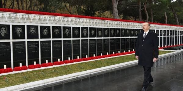 Prezident Şəhidlər xiyabanını ziyarət edib