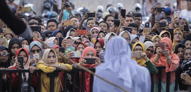 Dəhşət: qadınları küçənin ortasında şallaqladılar, insanlar izlədi (FOTOLAR)