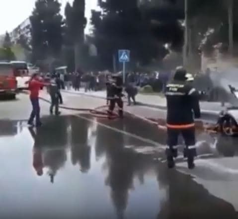 Bakıda BMW alışdı, yanğınsöndürənlər başqa yeri suladı (VİDEO)