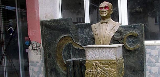 Atatürkün büstü təhqir edildi (FOTO)