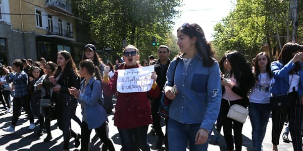 Ermənistanda tələbələr kütləvi etirazlara başlayıb (FOTOLAR)