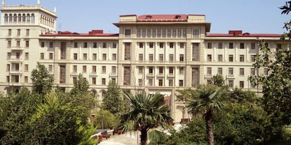 Hökumətdə yer almayan, vəzifələrini müvəqqəti icra edən nazir və sədrlər (SİYAHI)