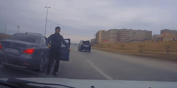 Bakıda qayda pozub, təpik atan 90-SO-003 nömrəli avtomobilin sürücüsü tutuldu (VİDEO)