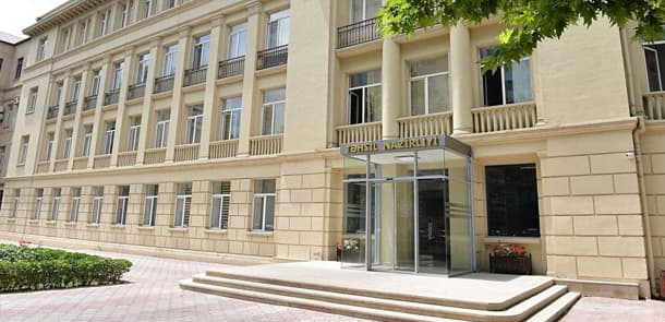 Təhsildə paradoks: Direktor 500, tabe olduğu şəxs isə 165 manat maaş alır