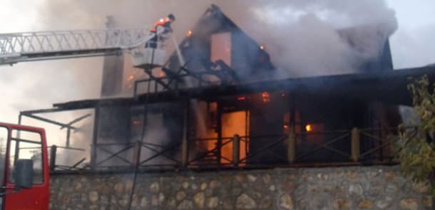 Bakıda villa yandı