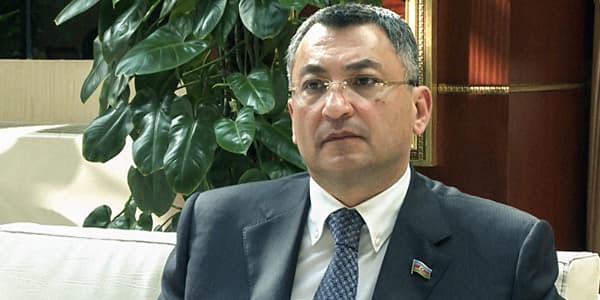 "Qaçqınkom"un yeni sədri direktoru işdən çıxartdı