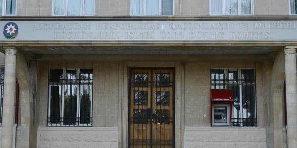 Komitə sədri Əli Həsənovun qohumunu işdən çıxartdı