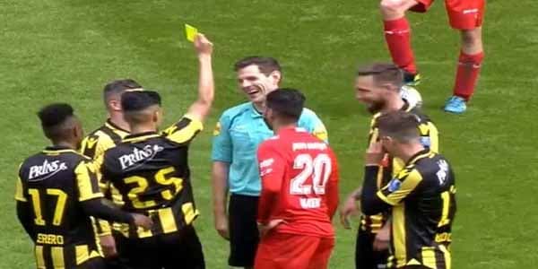 Futbolçu hakimə sarı vərəqə göstərdi (VİDEO)