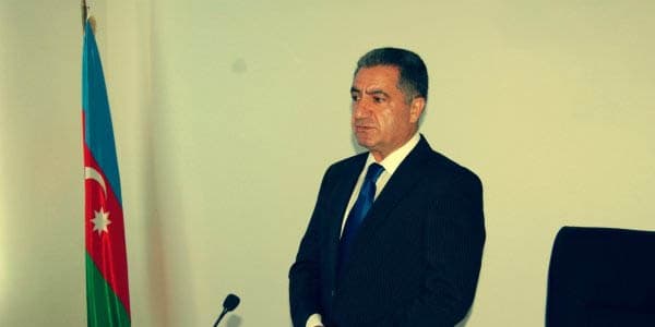 Beyləqanın icra başçısı qarovulçunu döyüb burnunu sındırdı, şəhidin ruhuna söydü