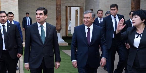 Polis maşını sirena verib prezidentin yanından keçdi, rəis qandallandı