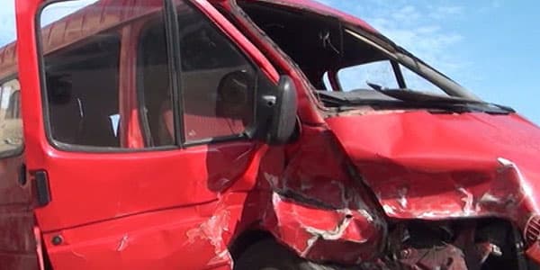 Ağstafada mikroavtobusla minik avtomobili toqquşdu: 15 nəfər yaralandı