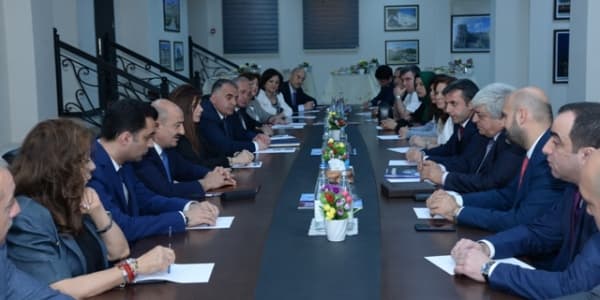 İcra başçısı İzmit bələdiyyəsinin nümayəndələrini qəbul edib (FOTOLAR)