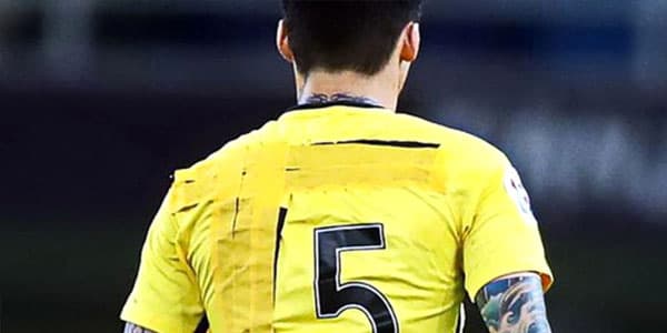 Milyard dollarlıq çempionatda futbolçu meydana yamaqlı formada çıxdı
