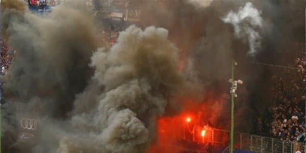 55 il sonra aşağı liqaya düşdülər, azarkeşlər stadiona od vurdu (FOTOLAR)